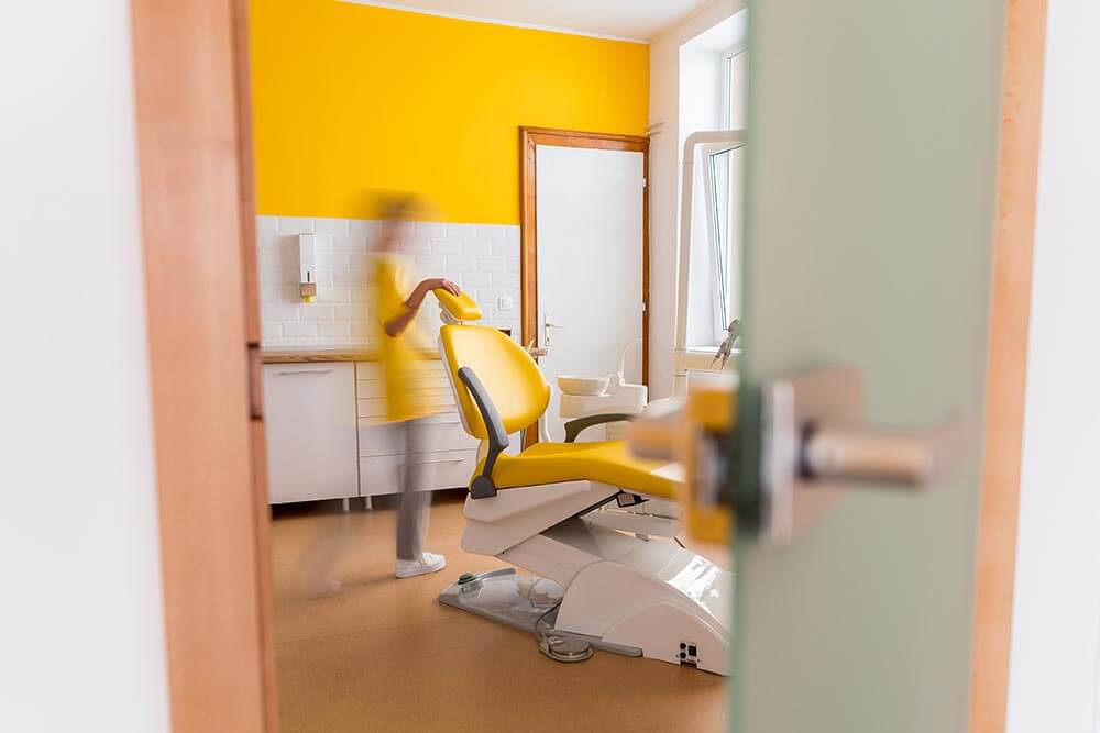 Salle de soins de la clinique dentaire dans le quartier Seeland à Bienne en Suisse